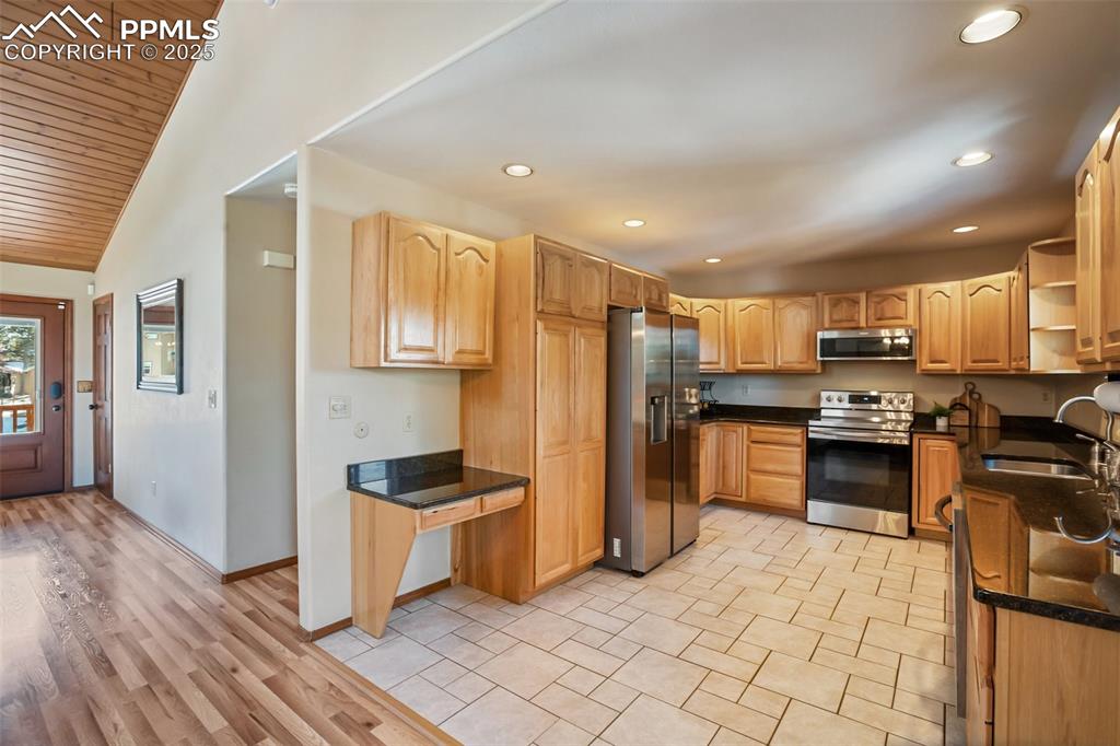 Image 16 of 50: Kitchen