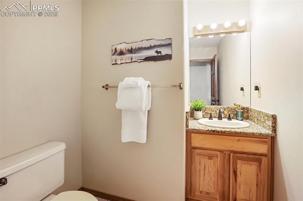 Image 25 of 50: Hall powder room