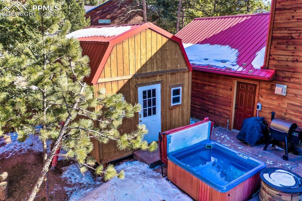 Image 34 of 50: Yard