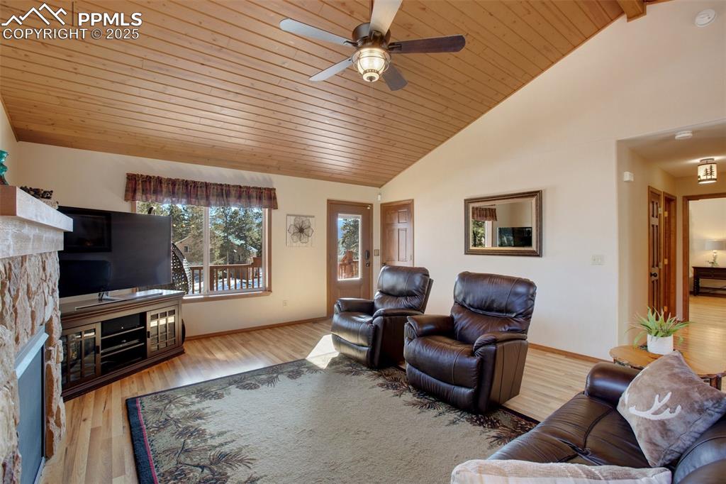 Image 9 of 50: Living Room