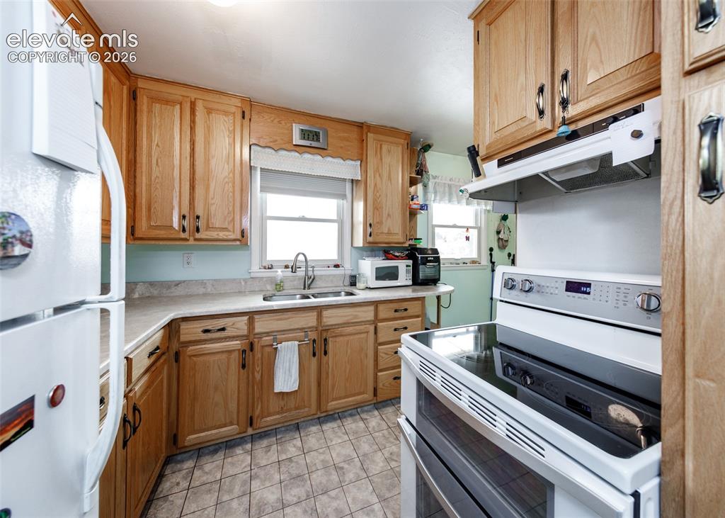 Image 14 of 26: Kitchen