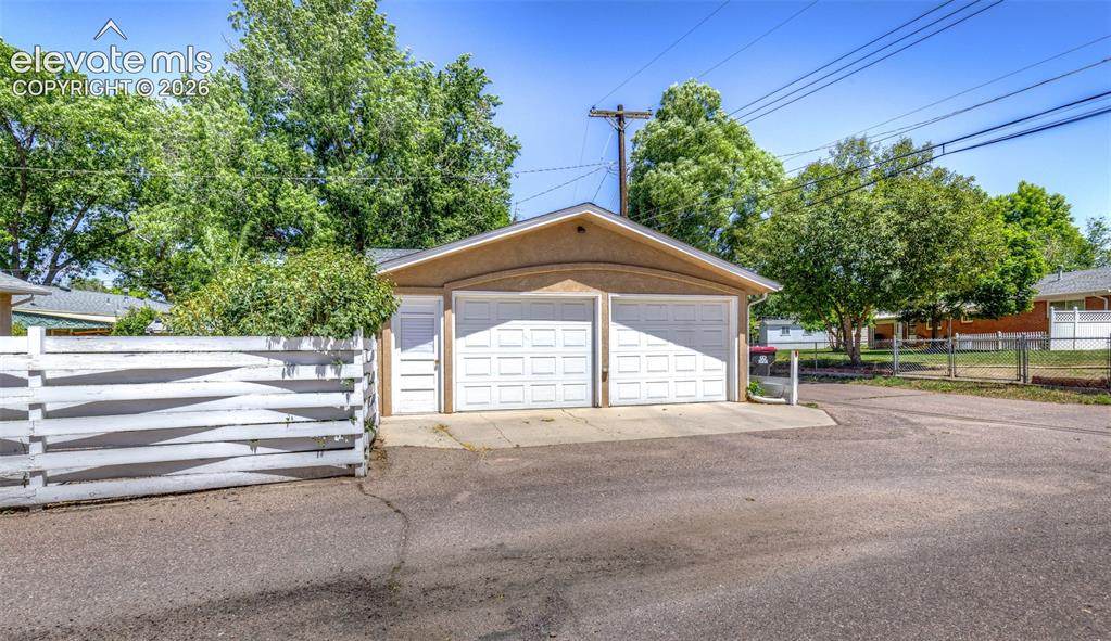 Image 7 of 26: Garage