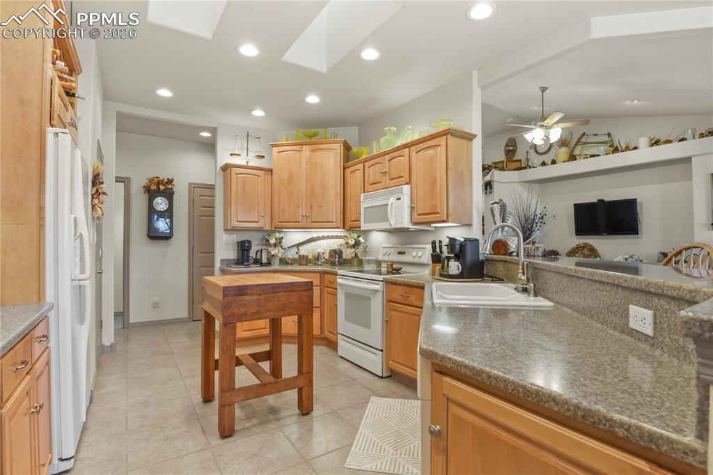 Image 13 of 50: Kitchen