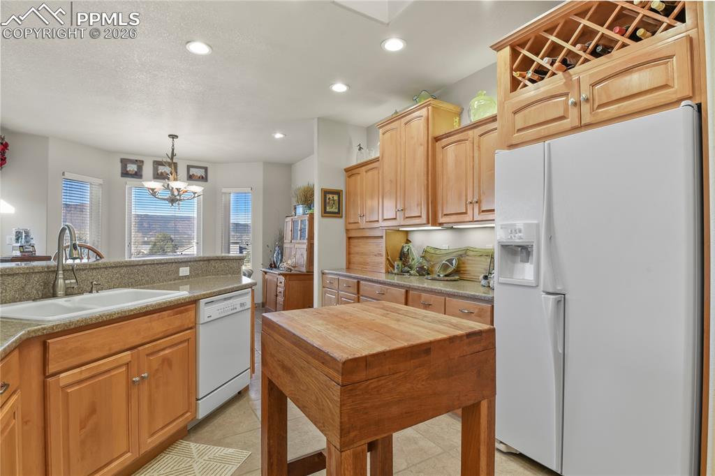 Image 14 of 50: Kitchen