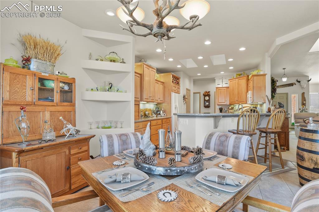 Image 17 of 50: Dining Area