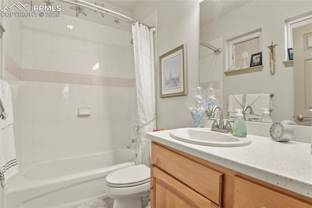 Image 28 of 50: Bathroom