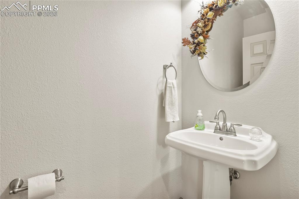 Image 29 of 50: Bathroom