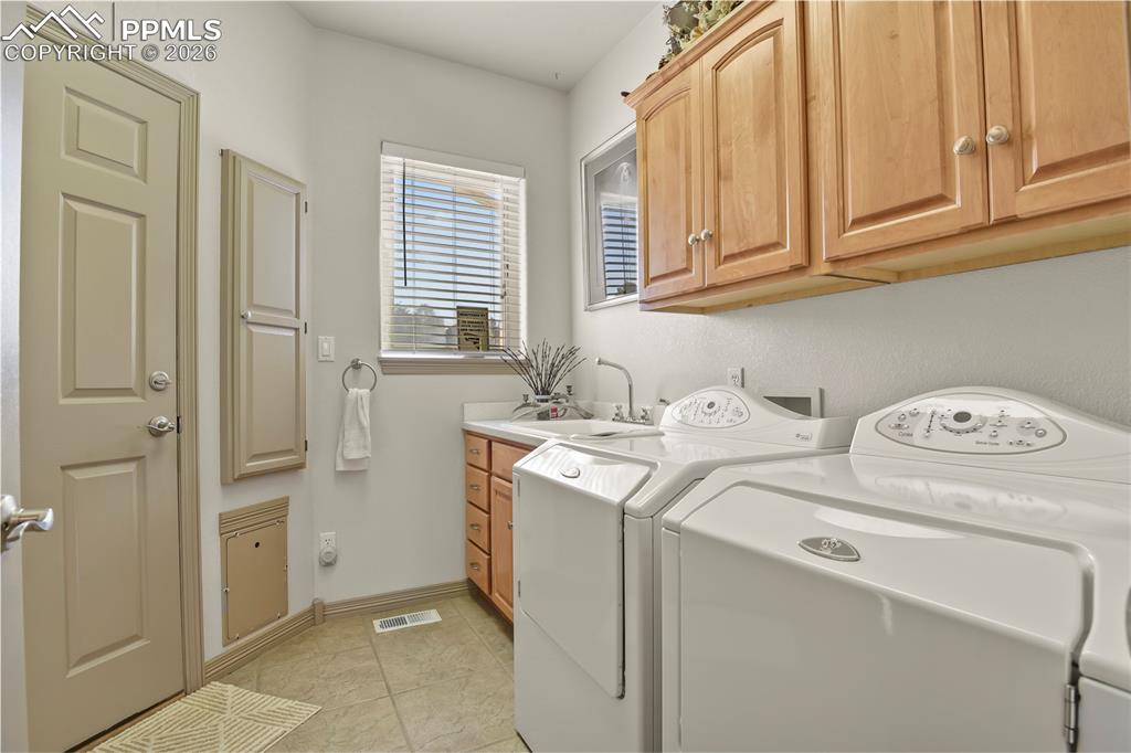 Image 30 of 50: Laundry