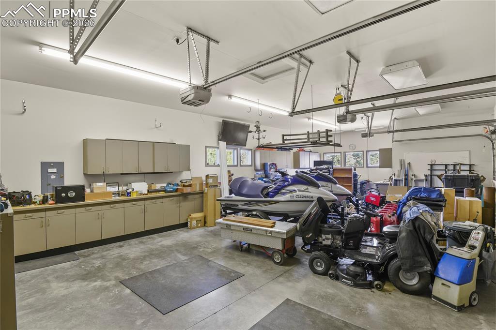 Image 33 of 50: Garage