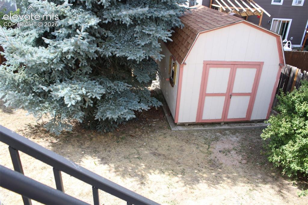 Image 18 of 23: Large Shed
