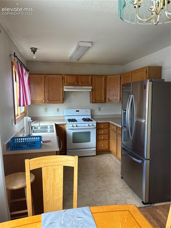 Image 3 of 11: Kitchen