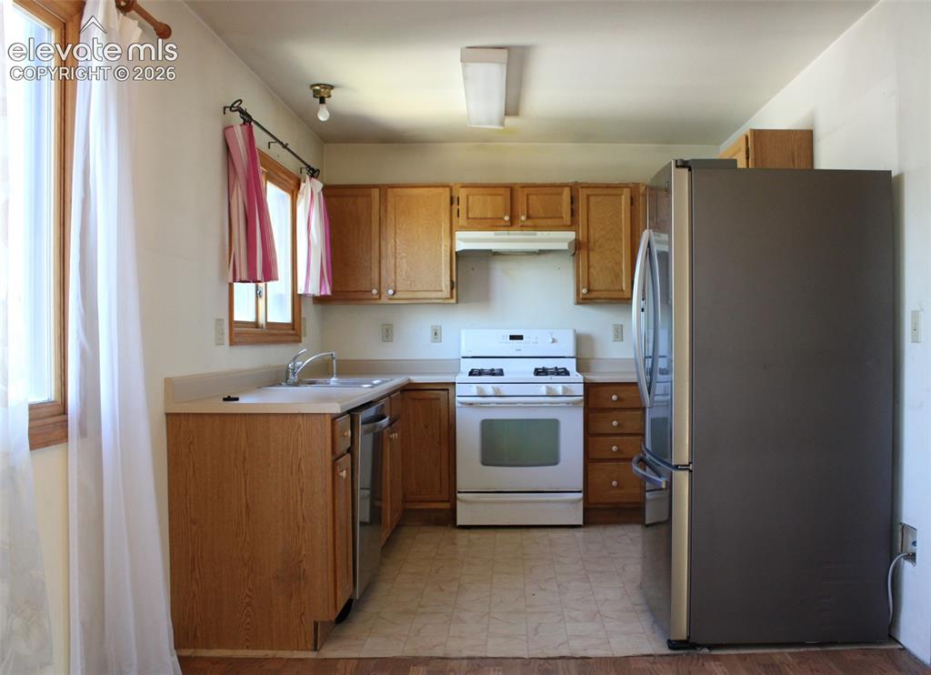 Image 4 of 23: Kitchen
