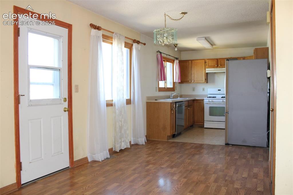 Image 5 of 23: Kitchen