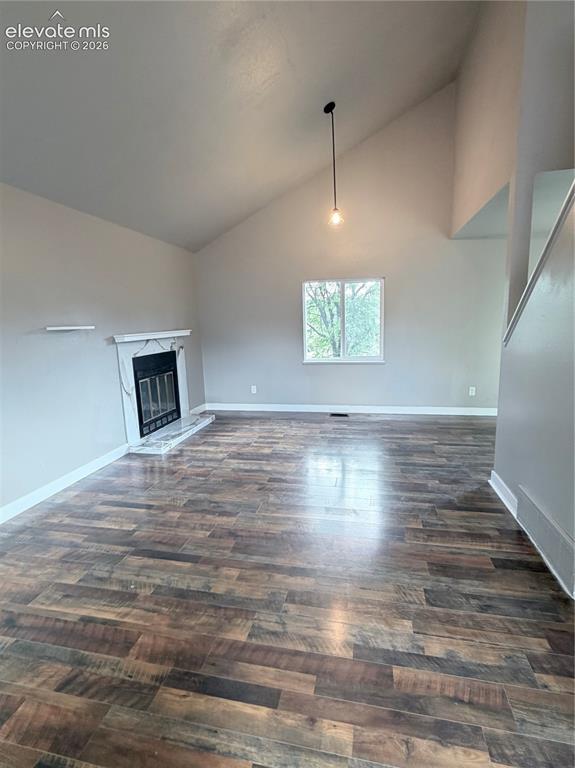 Image 2 of 7: Living Room
