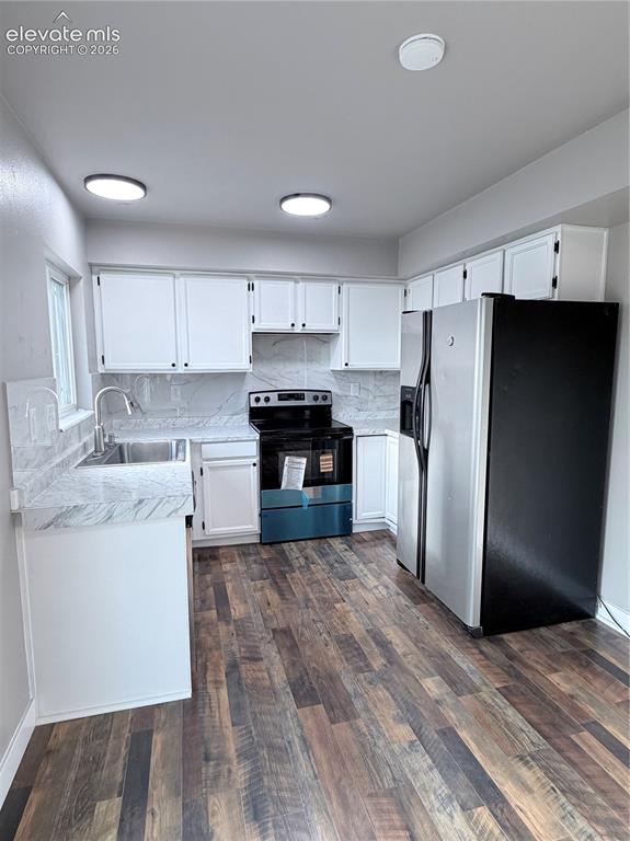 Image 3 of 7: Kitchen