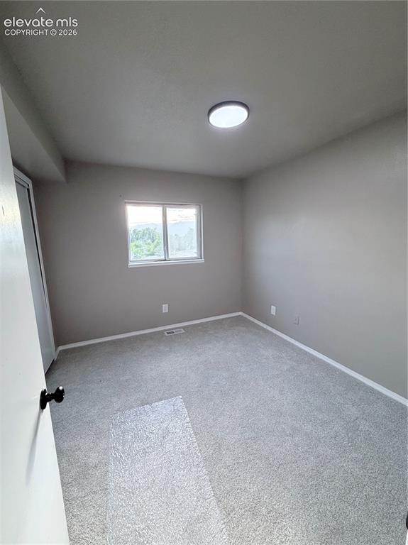 Image 5 of 7: Bedroom