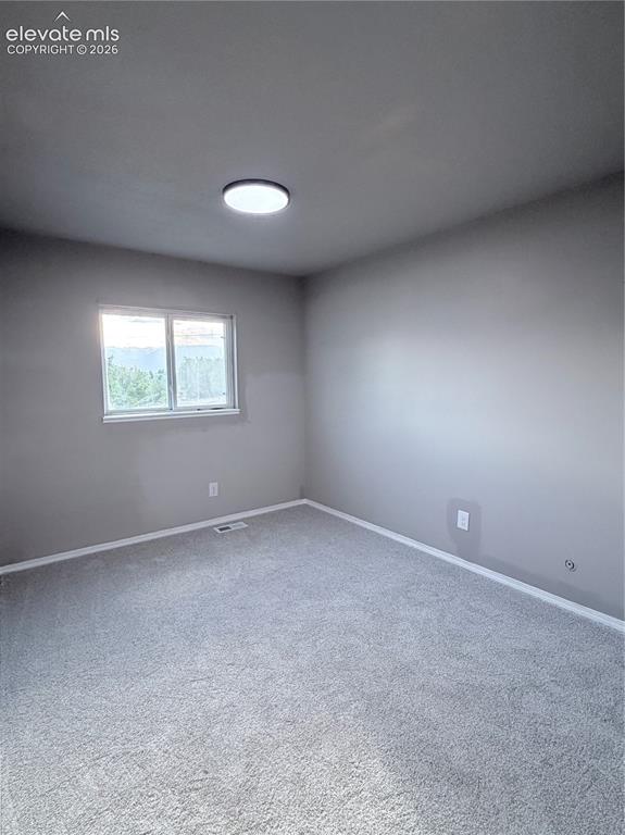 Image 6 of 7: Bedroom