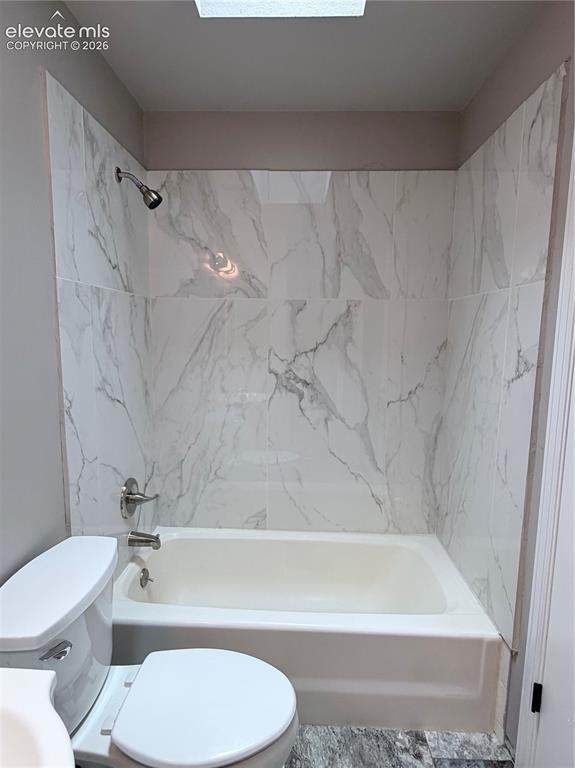 Image 7 of 7: Bathroom