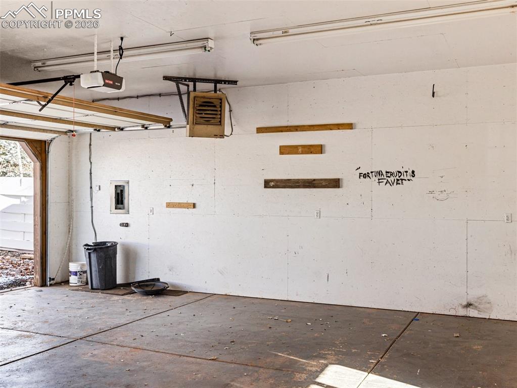 Image 21 of 32: Garage