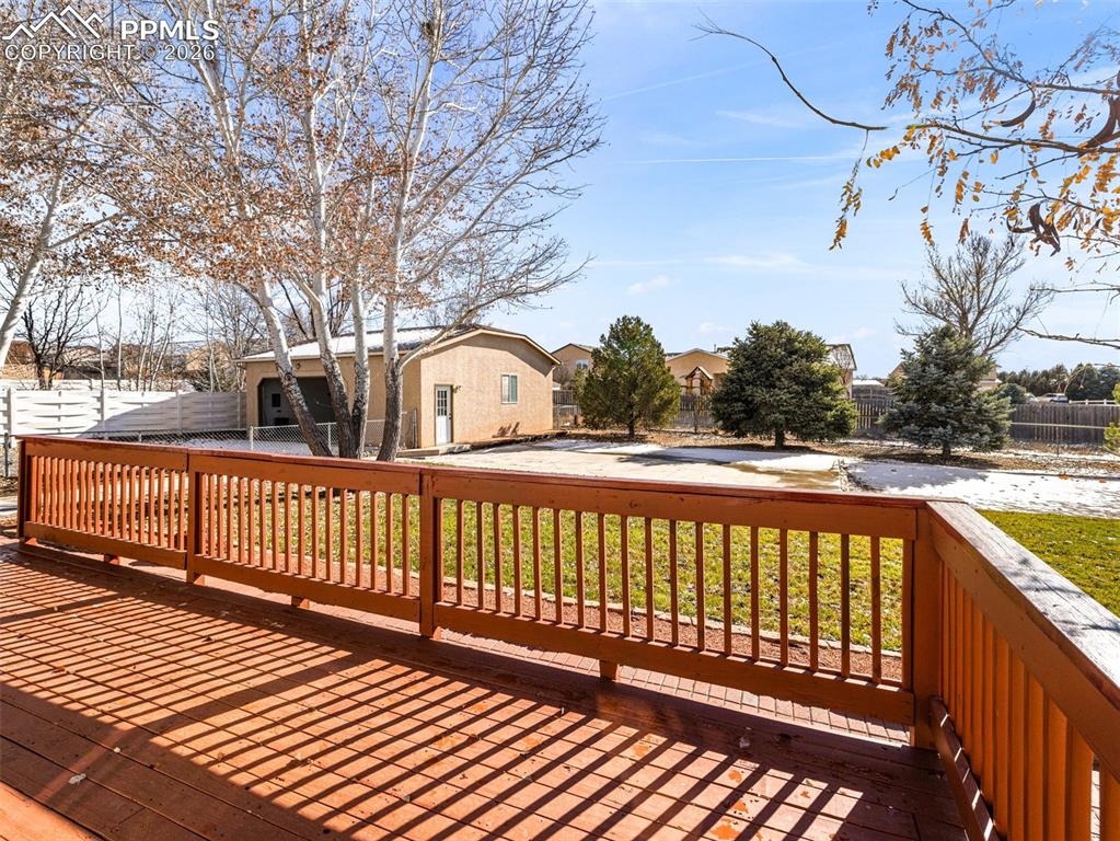 Image 24 of 32: Deck