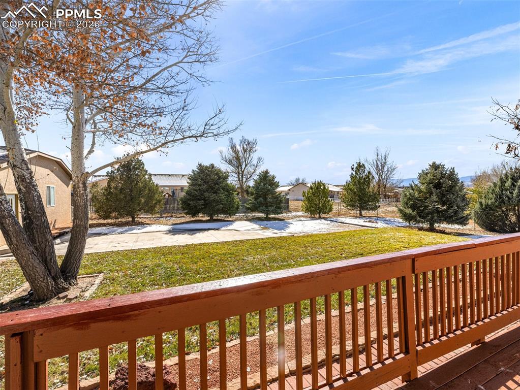 Image 25 of 32: Deck