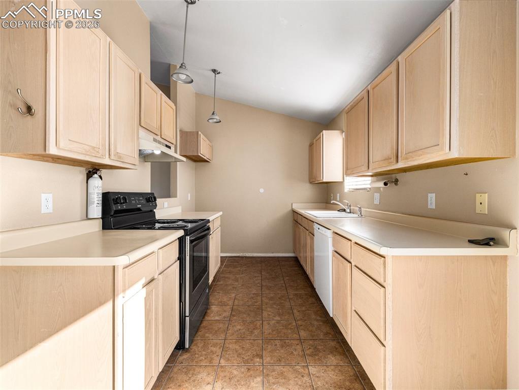 Image 7 of 32: Kitchen