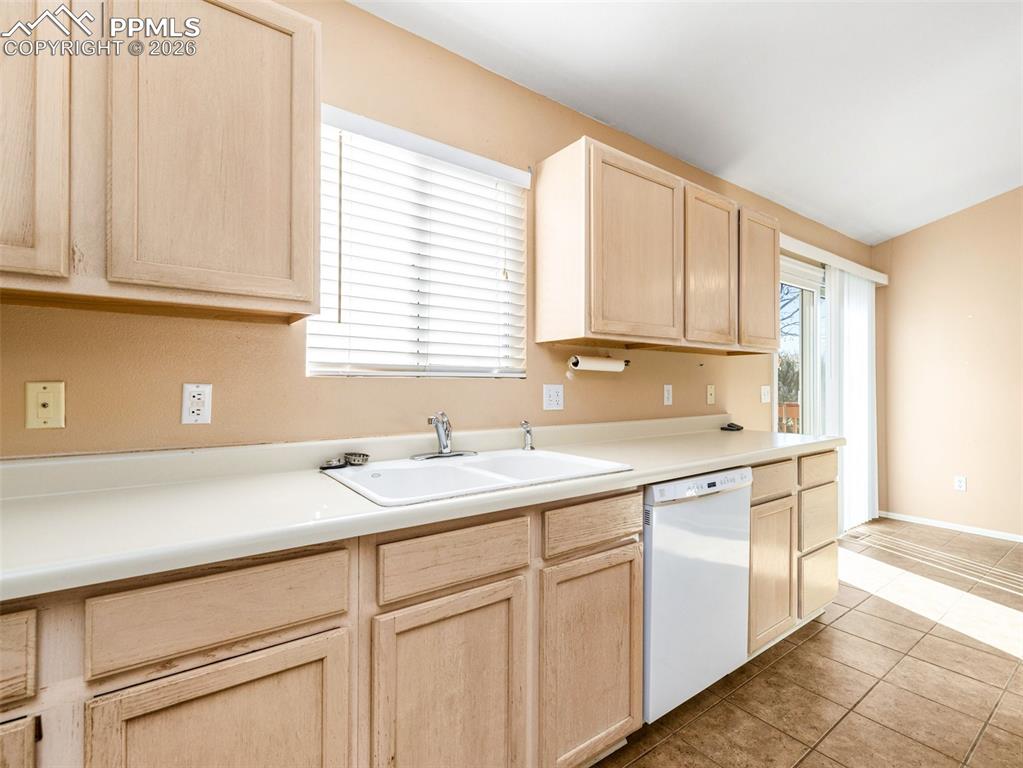 Image 8 of 32: Kitchen