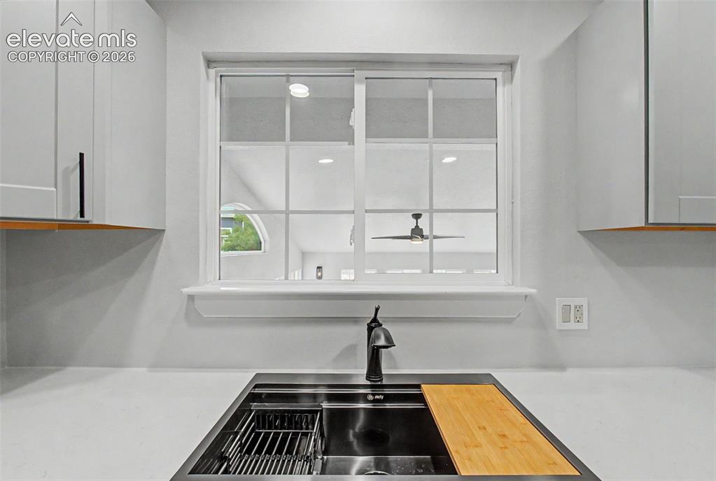 Image 17 of 45: Kitchen