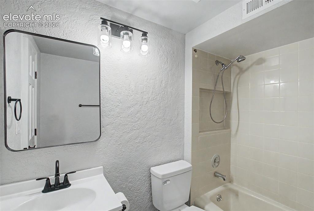 Image 36 of 45: Bathroom