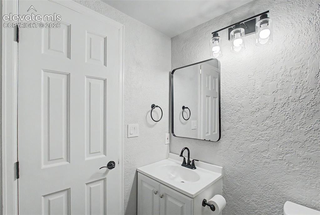 Image 37 of 45: Bathroom