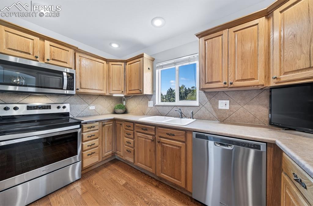 Image 12 of 32: Kitchen