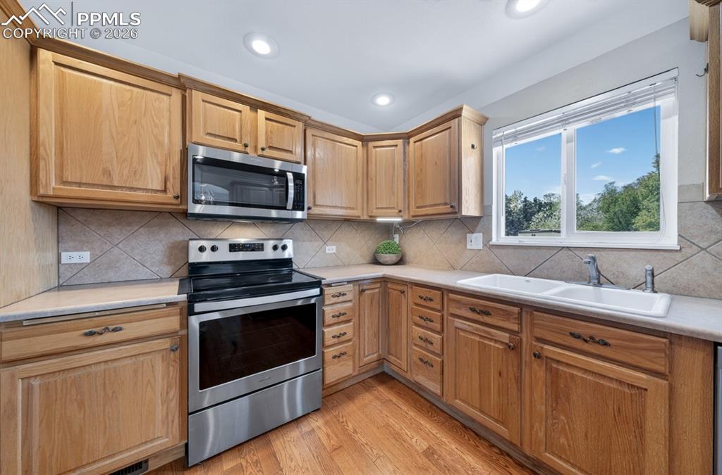 Image 13 of 32: Kitchen