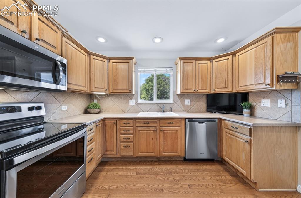 Image 14 of 32: Kitchen