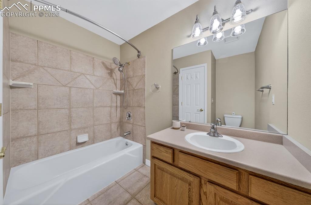 Image 26 of 32: Bathroom