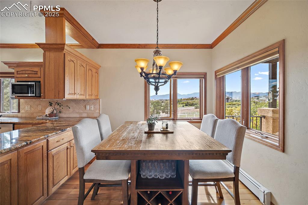 Image 12 of 50: Dining Area