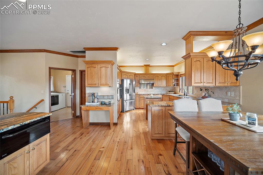 Image 13 of 50: Kitchen