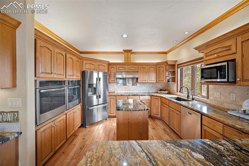 Image 14 of 50: Kitchen