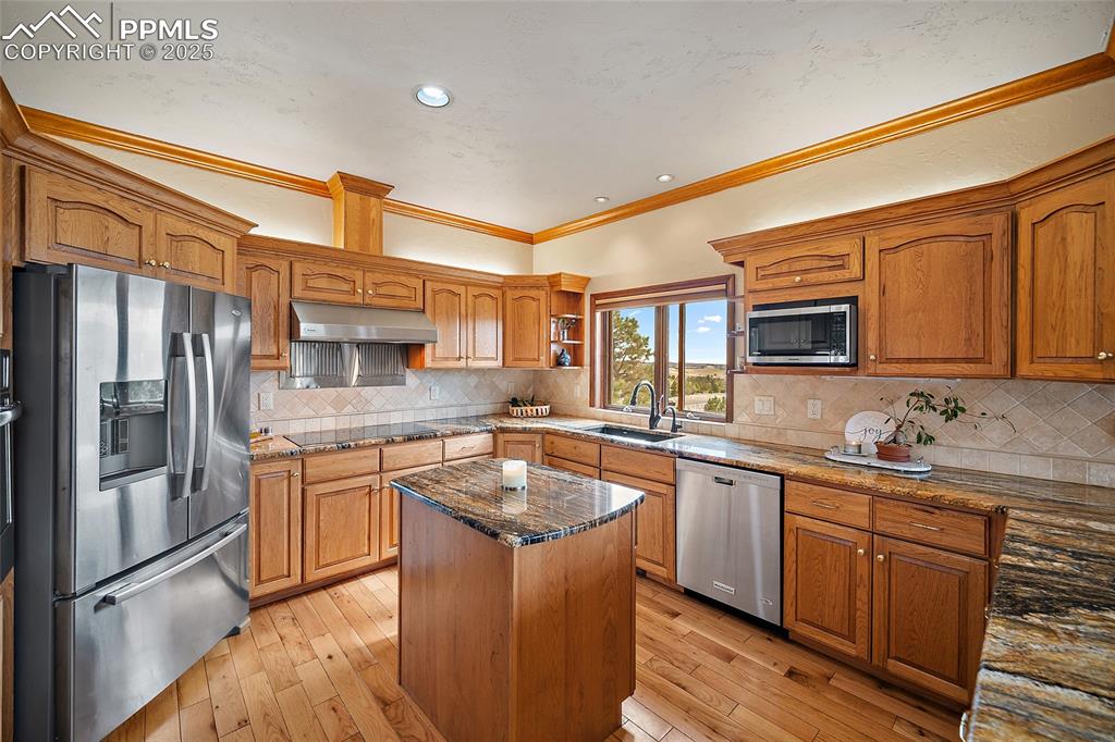 Image 15 of 50: Kitchen