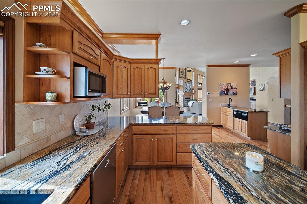 Image 16 of 50: Kitchen