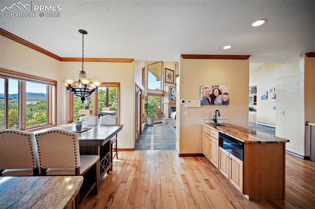 Image 17 of 50: Kitchen