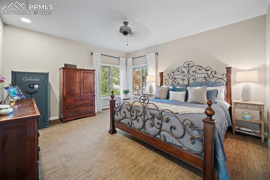 Image 18 of 50: Bedroom