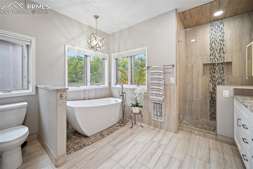 Image 19 of 50: Bathroom