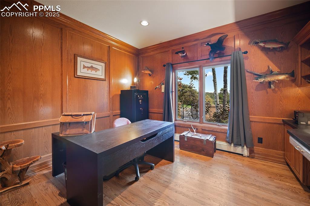 Image 21 of 50: Office