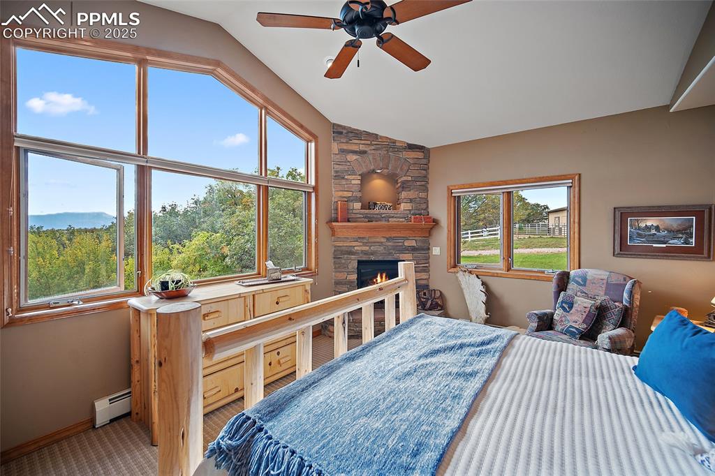 Image 23 of 50: Bedroom