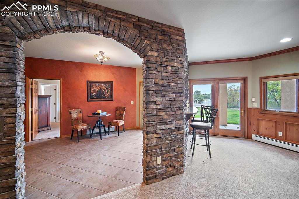 Image 29 of 50: Dining Area