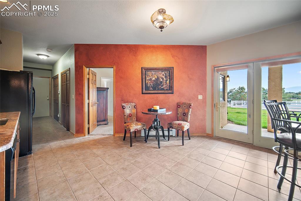 Image 30 of 50: Dining Area