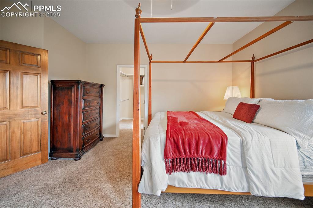 Image 33 of 50: Bedroom