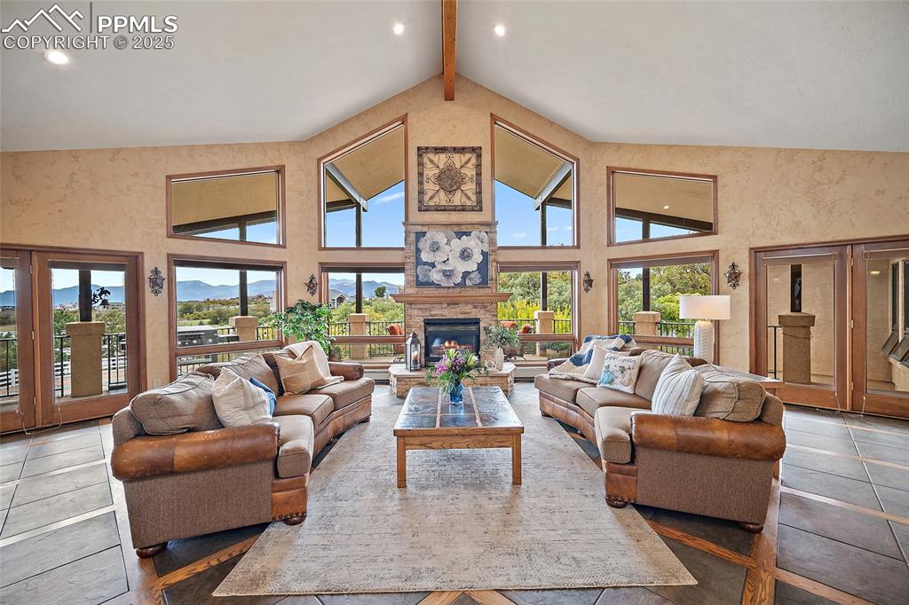 Image 5 of 50: Living Room