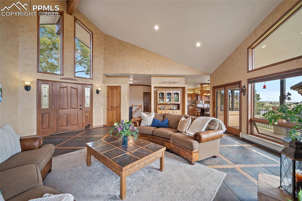 Image 7 of 50: Living Room