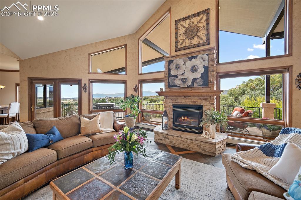 Image 8 of 50: Living Room